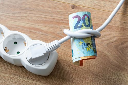 Weißes Elektrokabel wobei mit einem Knoten daran Geldscheine befestigt sind