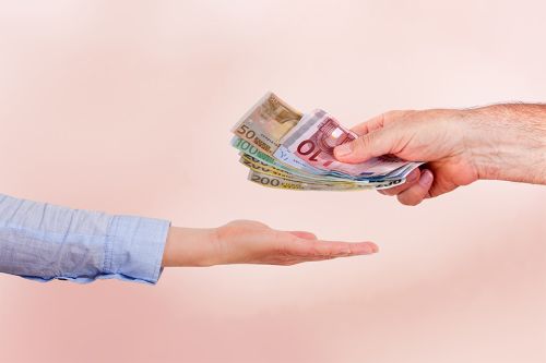 Hand mit Geldscheinen